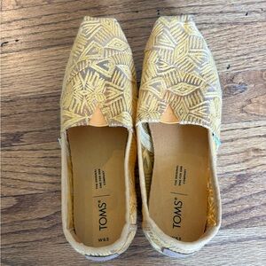 TOMS Women's Yellow slip on shoes Size 6.5